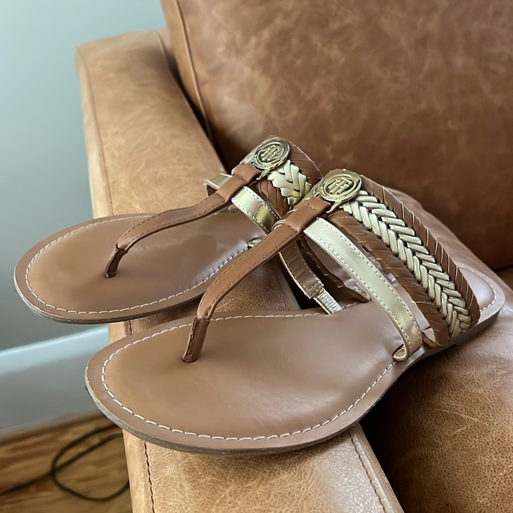 Tommy Hilfiger Leather Thong Sandal Size 9.5. Fits more like a 9.